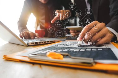 Proje Yöneticisi çalışma ve güncelleştirme görevleri kilometre taşları ilerleme planlama ve Gantt grafiği sanal diyagramı zamanlama. İş takım toplantısı. Fotoğraf profesyonel yatırımcı bir projeyi yeni başlangıç çalışma.