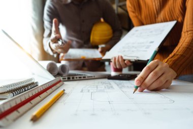 Office, başarı, ilgili, tebrik ve güneş ışığı ortak toplantıda sırasında el sıkışan iki emin iş adamı
