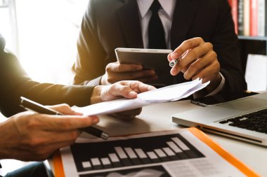 İki iş toplantı profesyonel yatırımcı akıllı telefon ve laptop ve ofis alanı içinde dijital tablet bilgisayar ile birlikte çalışma