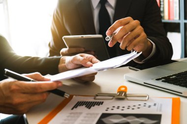 Takım iş toplantı sunumu. El işadamı çalışma projesinde modern ofis. Dizüstü bilgisayar ve tablet ve sabah ışık beyaz Danışma akıllı telefon