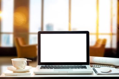 Çalışma alanı bilgisayar monitörü, klavye, boş ekran kahve ile smartphone Kupası ve bir tablo veya beyaz ekran izole parlak Ofis Oda iç tablet.