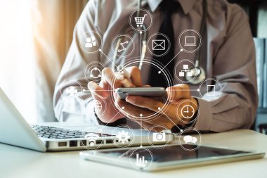 Tıbbi teknoloji kavramı, modern dizüstü bilgisayar sanal simge diyagramı ile modern Office ile çalışan akıllı doktor el