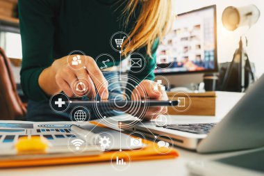  İşadamı akıllı telefon ve laptop ve Office dijital tablet bilgisayarınızla dijital pazarlama medya sanal simge ile çalışma