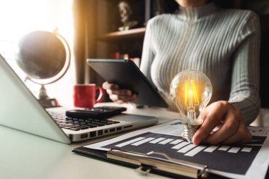 İş adamı konsept olarak ampulle yaratıcı iş stratejisi gösteriyor