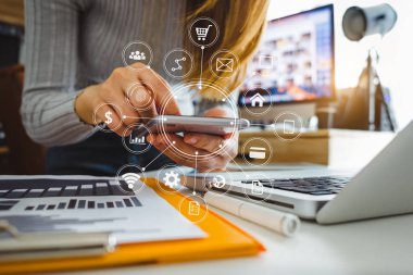 iş kadın el dizüstü bilgisayar, tablet ve dijital pazarlama medya Bürosu'nda sabah ışığı sanal simge ile Office akıllı telefon ile çalışma 