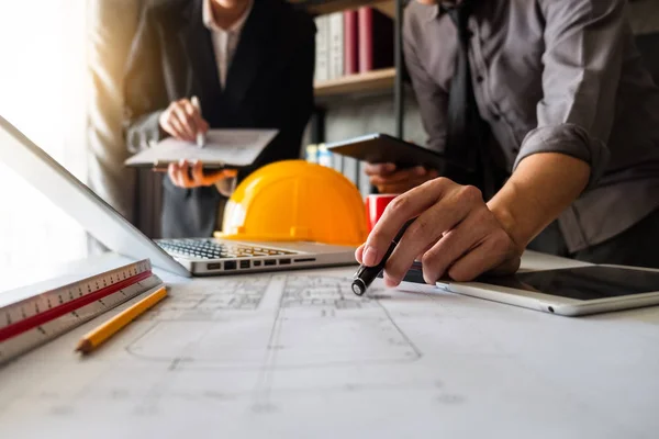 Due Colleghi Discutono Lavoro Dei Dati Tablet Laptop Con Progetto — Foto Stock