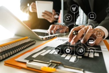 Çalışma ekibi toplantısı konsepti, bilgisayar ve akıllı telefon kullanarak iş dünyası ve dijital tablet bilgisayar ile sanal ikon ağ diyagramı ofisi sabah ışığı