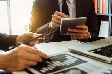 İki iş toplantı profesyonel yatırımcı akıllı telefon ve laptop ve ofis alanı içinde dijital tablet bilgisayar ile birlikte çalışma