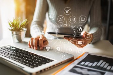  İşadamı akıllı telefon ve laptop ve Office dijital tablet bilgisayarınızla dijital pazarlama medya sanal simge ile çalışma