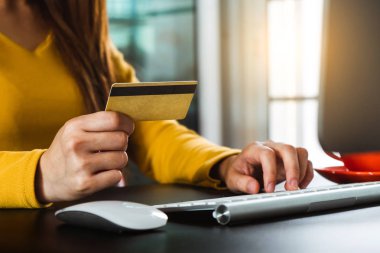 İş kadını elleri akıllı telefon kullanıyor ve dijital katman efektli kredi kartını online alışveriş konsepti olarak tutuyor