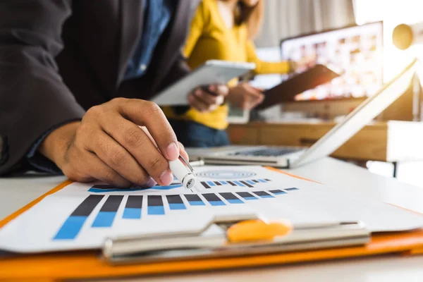 Zakelijke Documenten Kantoor Tafel Met Smartphone Rekenmachine Digitale Tablet Grafiek — Stockfoto