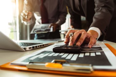 Takım iş toplantı sunumu. El işadamı çalışma projesinde modern ofis. Dizüstü bilgisayar ve tablet ve sabah ışık beyaz Danışma akıllı telefon