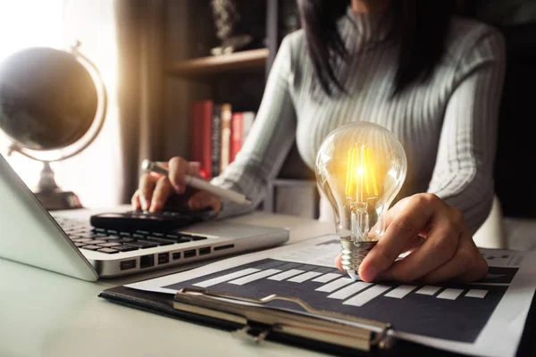 Business Hand Visar Kreativ Affärsstrategi Med Glödlampa Som Begrepp — Stockfoto
