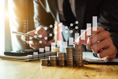 işadamı kavramı finans muhasebe için para tasarrufu hesaplamak için smartphone ve hesap makinesi kullanma ile cam koyarak paralar holding