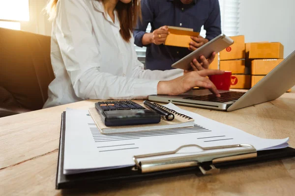 Junge Asiatische Mann Und Frau Büro Ihres Unternehmens Online Shopping — Stockfoto