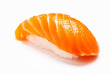 Sashimi, somon, Japon yemek çubukları ve ahşap masada wasabi.