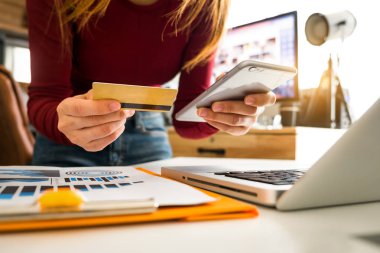 Tablet, dizüstü bilgisayar ve holding hareket eden telefon ile kredi kartı online banka ödeme kullanarak el yakın iletişim ağı, internet kablosuz uygulama geliştirme eşitleme uygulama, sanal grafik simge diyagramı 