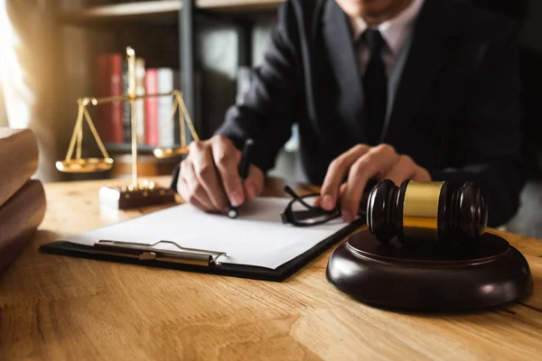 Justitie Recht Concept Man Rechter Een Rechtszaal Hamer Werken Met — Stockfoto