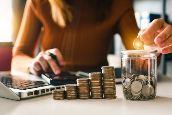 Hombre Negocios Sosteniendo Monedas Poniendo Vidrio Con Uso Teléfono Inteligente —  Fotos de Stock