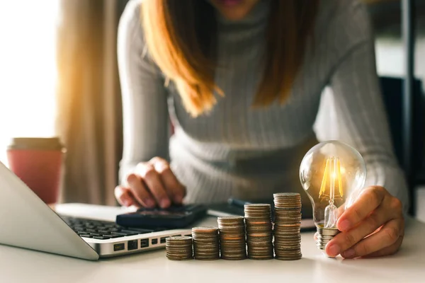 Hombre Negocios Mano Sosteniendo Bombilla Con Uso Teléfono Inteligente Calculadora —  Fotos de Stock