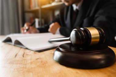 Adalet ve hukuk kavramı. Tokmak, bir mahkeme salonunda erkek yargıç ile dijital tablet bilgisayar ve smartphone yerleştirme klavye, Gözlük, sabah ışık tabloda çalışma