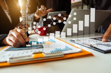 İş ekibi toplantısı. Profesyonel yatırımcı yeni bir başlangıç projesi üzerinde çalışıyor. Mali işler. akıllı telefon, dizüstü bilgisayar ve dijital tablet bilgisayarla sabah ışığı altında