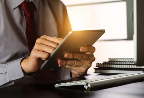 Podnikatel Práci Digitálním Tabletu Chytrého Telefonu Finanční Obchodní Strategie Efekt — Stock fotografie