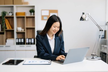 Ofis masasında dizüstü bilgisayar kullanan bir iş kadını. Ofiste vergi, rapor, muhasebe, istatistik ve analitik araştırma kavramı 