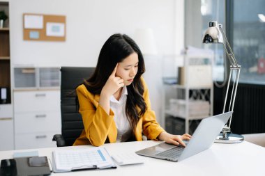 Ofis masasında dizüstü bilgisayar kullanan bir iş kadını. Ofiste vergi, rapor, muhasebe, istatistik ve analitik araştırma kavramı 