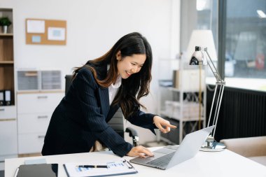 Ofis masasında dizüstü bilgisayar kullanan bir iş kadını. Ofiste vergi, rapor, muhasebe, istatistik ve analitik araştırma kavramı 