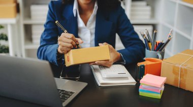 Ofiste çalışırken dizüstü bilgisayar kullanan kadın girişimci 