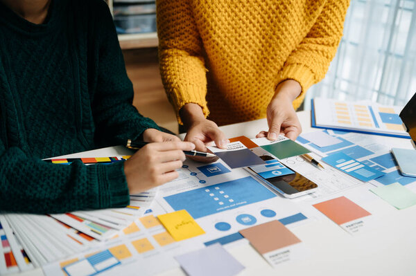 Закрыть вид команды разработчиков пользовательского интерфейса на проект со смартфоном и цифровым планшетом. Агентство креативного цифрового развития с Icon