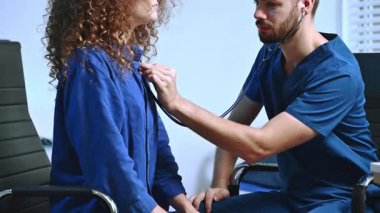 Tıbbi ortamlarda steteskop kullanan erkek doktor.