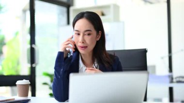 Masa başında otururken Evet kadın