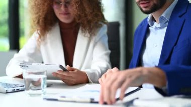 Mobil cihazlar kullanırken fikirleri tartışan iki profesyonel