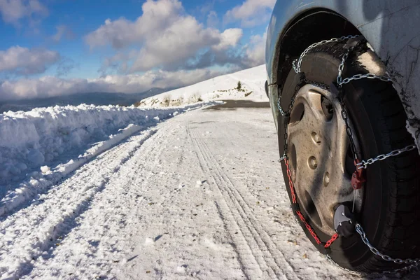 Fechar Correntes Neve Montadas Uma Roda Carro Nevado Com Grande — Fotografia de Stock