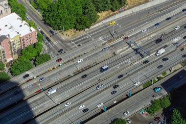 Interstate 5 bir güneşli gün, washington Eyaleti, ABD Seattle hızlı trafik havadan görünümü.