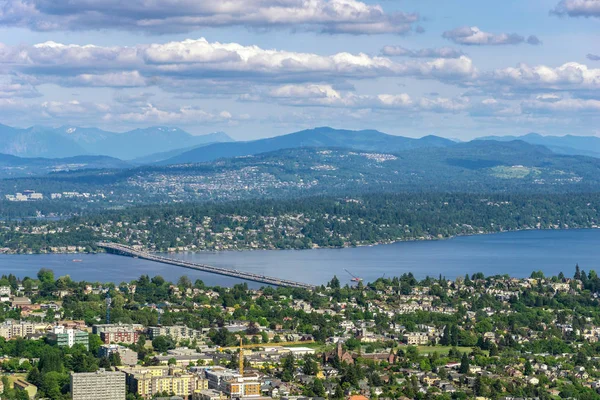 Seattle (Leschi) Lacey V Murrow köprünün diğer tarafında Lake Washington ve Mercer Adası ve Bellevue, Washington state, ABD ile hava ve uzaktan görünümü.