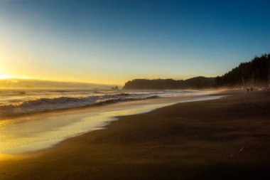Güzel ve doğal görünümü Rialto Beach, günbatımı, olimpik Milli Parkı, Washington State, ABD.
