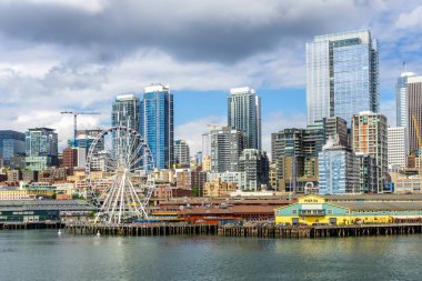 Seattle waterfront, piers 56 ve 57'parlak ve bulutlu bir günde, manzarası görüntülemek Puget ses, Washington State, ABD.