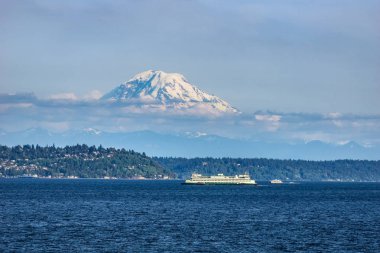 Arka planda, Washington Eyaleti, ABD Seattle yukarıda Mount Rainier ile Puget Sound.