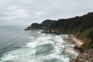 Cape Cove, Heceta Devlet Başkanı Deniz feneri doğal bakış açısı, Oregon kıyılarında, ABD.
