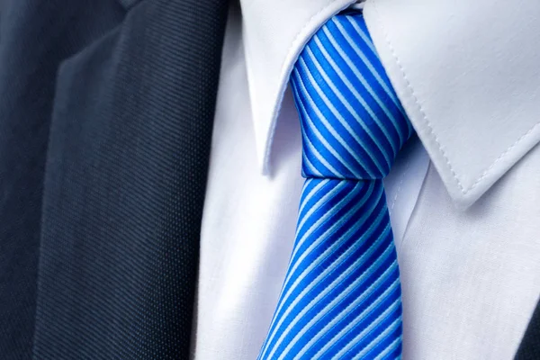 Primer Plano Una Corbata Rayas Azules Una Camisa Blanca Traje — Foto de Stock