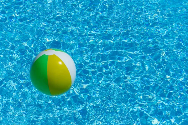 Uppblåsbar Mångfärgad Boll Flyter Poolvatten Med Kopia Utrymme Sommaren Rekreation — Stockfoto