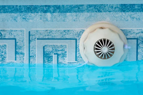 Närbild Ett Spill Rinna Outlet Mekanism Som Pool Med Vatten — Stockfoto