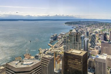 Seattle manzarası. Gökyüzü görünüm Obervatory Kulesi'ne, Washington State, ABD Seattle waterfront ve şehir bölgesinin havadan görünümü