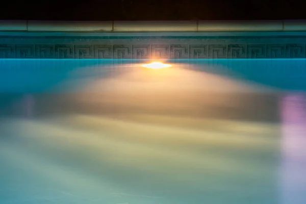 Schöne Blaue Liner Schwimmbad Bei Nacht Gerätebefestigung Für Unterwasserbeleuchtung Hintergrund — Stockfoto