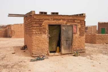 Bir Afrika geleneksel ahşap harç ve havaneli, Burkina Faso ile kırma tahıllar.