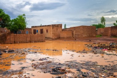 Yağışlı sezon sırasında (Temmuz-Ağustos), Ouagadougou, Burkina Faso, Batı Afrika Afrika gecekondu sürü çöp ile sular altında.