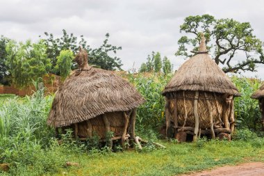 İki geleneksel Afrika tahıl ambarları, ahşap ve hasır, banliyösünde Ouagadougou, Burkina Faso, yapılan.